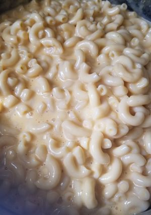 Una foto de Macarrones con queso amarillo.