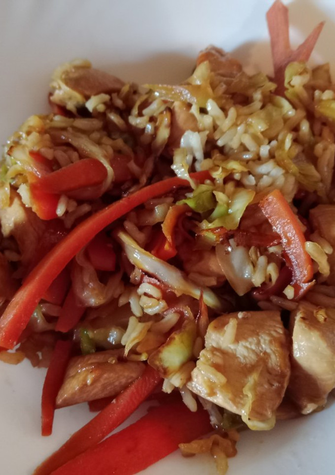 Una foto de Arroz con verduras estilo asiático