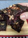 Brownie Chocolatudo com Nozes e Goji Berry (vegano)