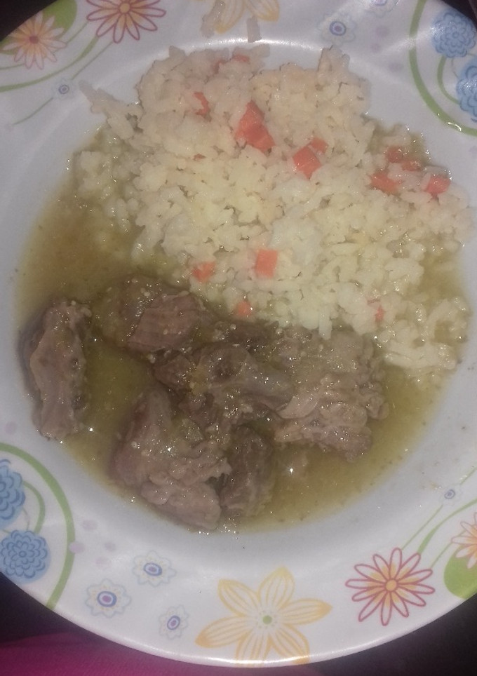Una foto de Suadero en salsa verde