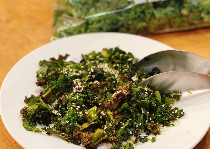 Korean style Curly kale chips with sesame oil and seaweed 🇰🇷