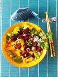 Eine Bowl/Schüssel Mango- Spitzkohl-Salat mit frittiertem Tofu