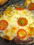 Fatias de beringela com queijo e tomate cherry