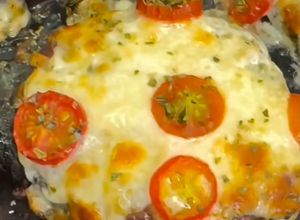 Foto de Fatias de beringela com queijo e tomate cherry