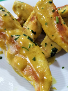 Una foto de Pollo con salsa de cacahuete, cúrcuma y curry