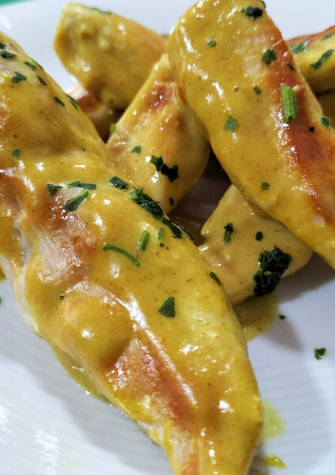 Una foto de Pollo con salsa de cacahuete, cúrcuma y curry