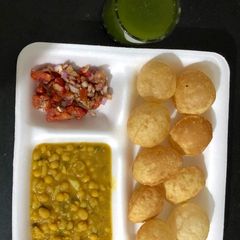 A picture of Ragda panipuri.