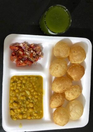 A picture of Ragda panipuri.