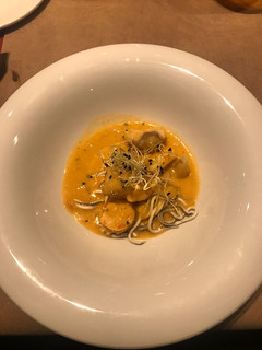 Una foto de Lomo de rape con salsa romesco y gulas