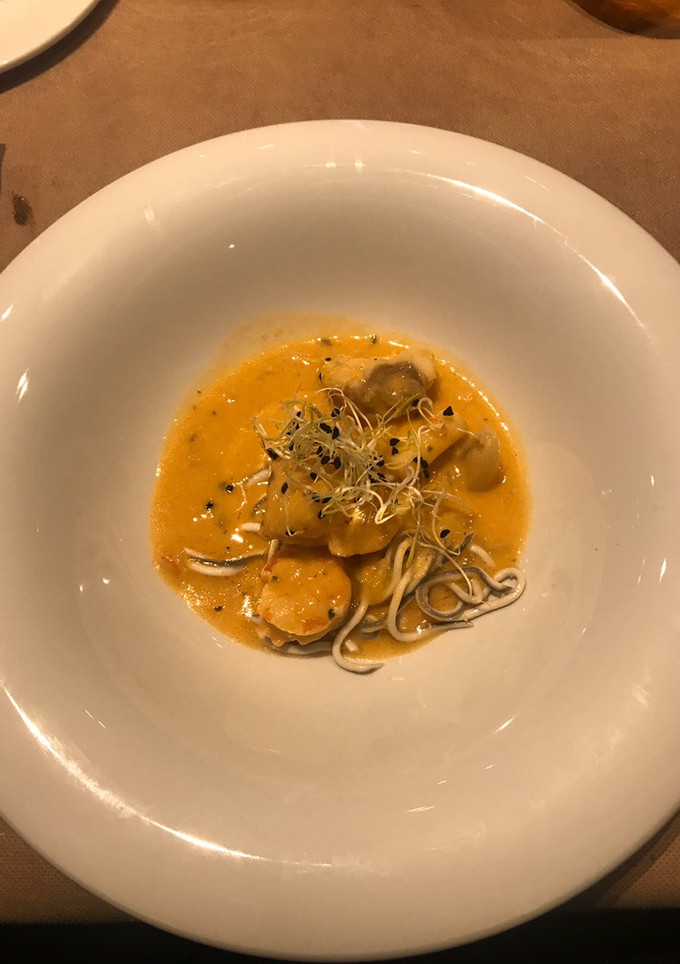 Una foto de Lomo de rape con salsa romesco y gulas