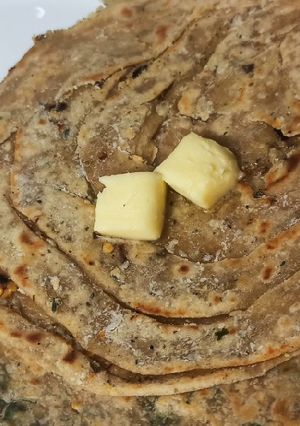 गार्लिक लच्छा पराठा (garlic lachha paratha recipe in marathi) रेसिपी चे मुख्य फोटो