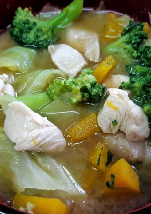 รูปของ มิโซะซุปผักและฟักทองใส่อกไก่