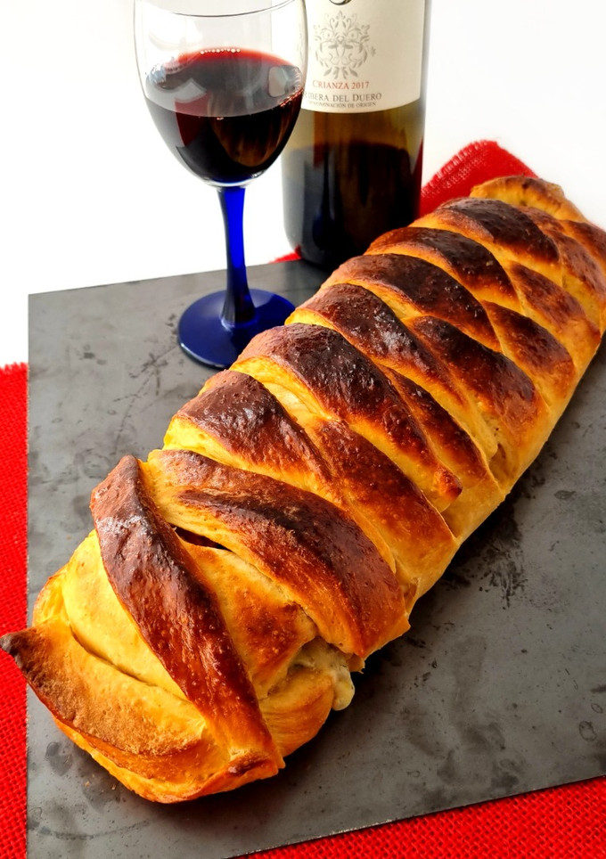 Una foto de Brioche relleno de lacón y queso azul