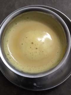 மஞ்சள், நாட்டுச் சர்க்கரை பால் (Manjal naatu sarkarai paal recipe in tamil) செய்முறை முக்கிய புகைப்படம்