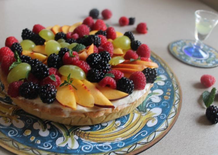 Crostata con panna cotta e frutta fresca