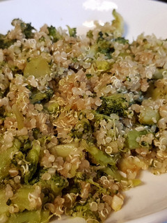 Una foto de Salteado de Quinoa y Brócoli