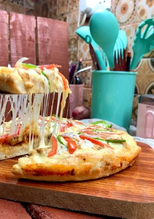 A picture of Cheesy Chicken Tikka Pizza 🍕.