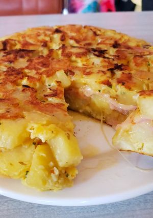 Una foto de Tortilla de papas con jamón y queso