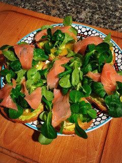 Una foto de Salmón-taditos de naranja y aguacate