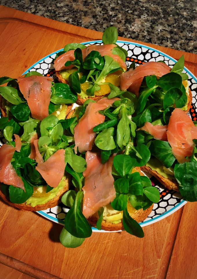 Una foto de Salmón-taditos de naranja y aguacate