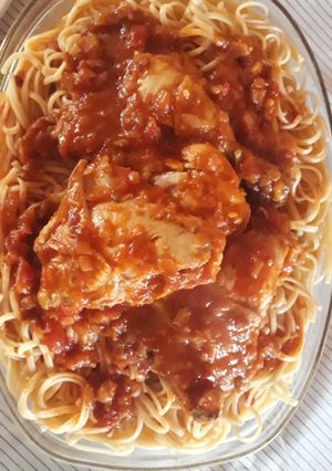 Una foto de Tallarines con salsa de pollo