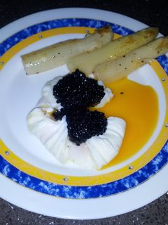 Una foto de Huevo poché con caviar y espárragos