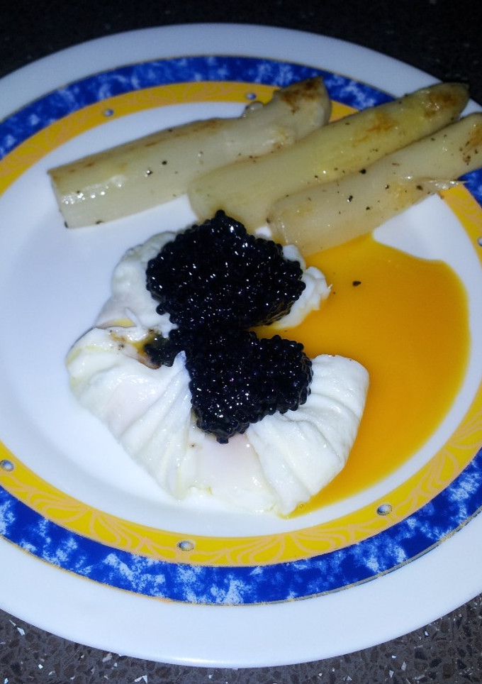 Una foto de Huevo poché con caviar y espárragos