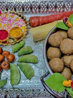 मकरसंक्रांती स्पेशल तिळगुळाचे लाडू (Teelgulache laddu recipe in marathi) रेसिपी चे मुख्य फोटो 