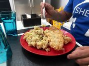 Una foto de merluza frita