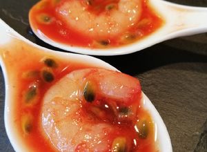 Foto di Mazzancolle con riduzione di bitter Campari e passion fruit