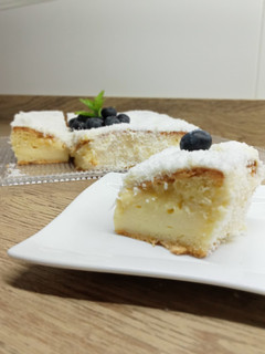 Una foto de Tarta de coco rellena de crema de limón