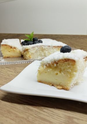 Una foto de Tarta de coco rellena de crema de limón