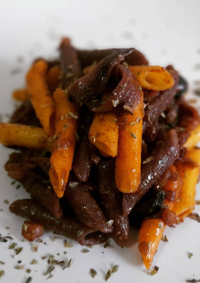 Una foto de Penne de zanahorias sin gluten con salsa de anchoas y calamar