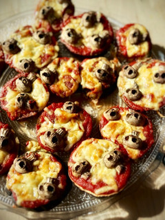 Una foto de Mini pizzas fit terroríficas (con base berenjena)