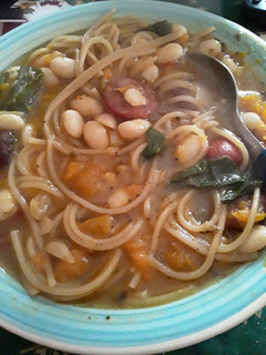 Una foto de Porotos con riendas y longanizas