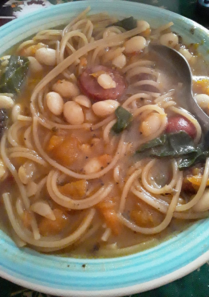 Una foto de Porotos con riendas y longanizas