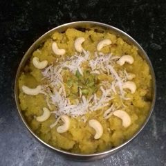 A picture of Kesari suji halwa.