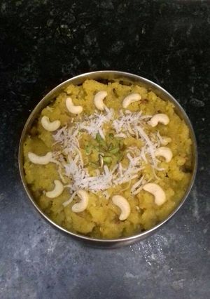A picture of Kesari suji halwa.