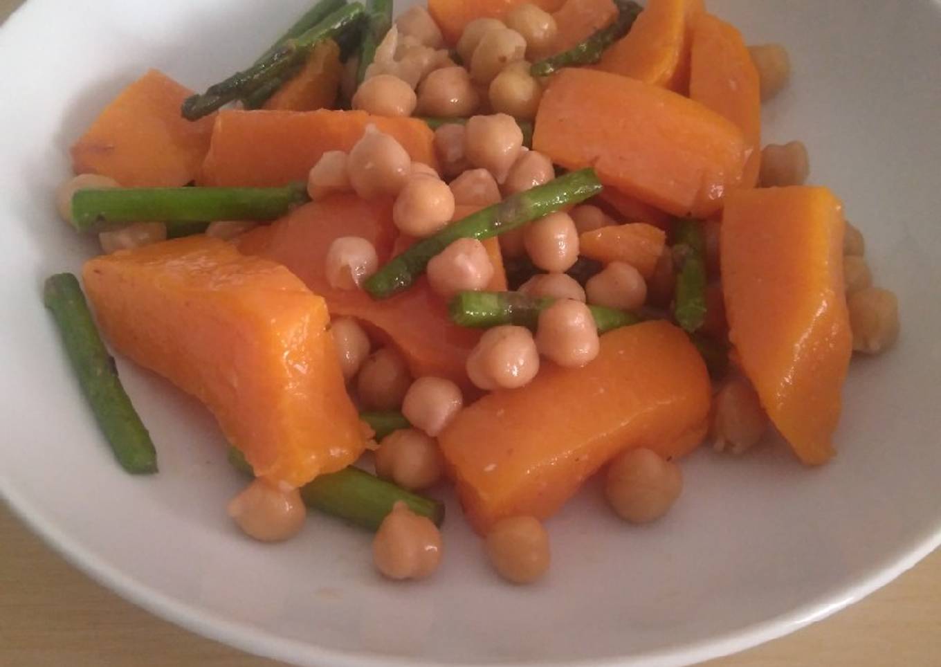 Garbanzos con calabaza asada y espárragos