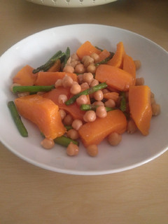 Una foto de Garbanzos con calabaza asada y espárragos