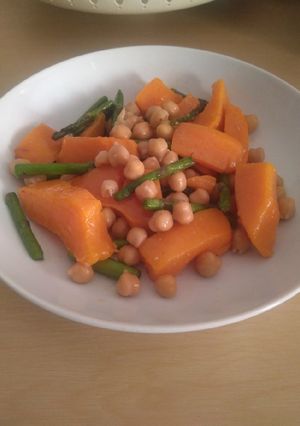 Una foto de Garbanzos con calabaza asada y espárragos