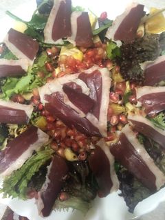 Una foto de 451. Ensalada de fruta y jamón de pato (entrante)