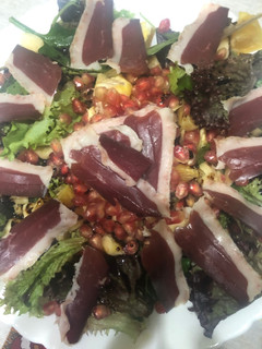 Una foto de 451. Ensalada de fruta y jamón de pato (entrante)