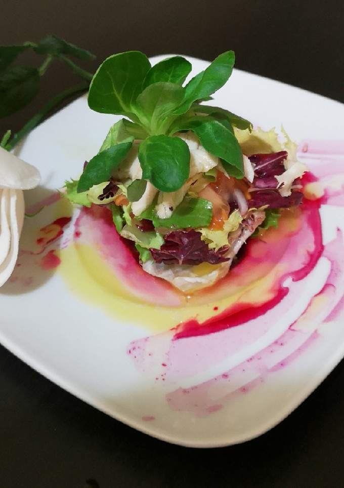 Una foto de Ensalada de remolacha y pollo asado