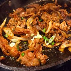 A picture of Dweji Bulgogi 돼지 불고기 (Spicy Korean Style Pork).