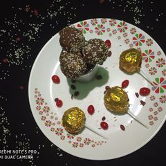 A picture of Crunchy peanut sesame chocolate lolipops.