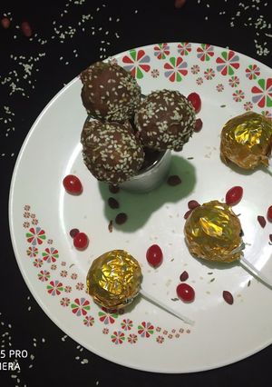 A picture of Crunchy peanut sesame chocolate lolipops.