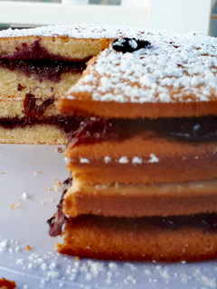Una foto de Layer cake de vainilla y salsa de arándanos