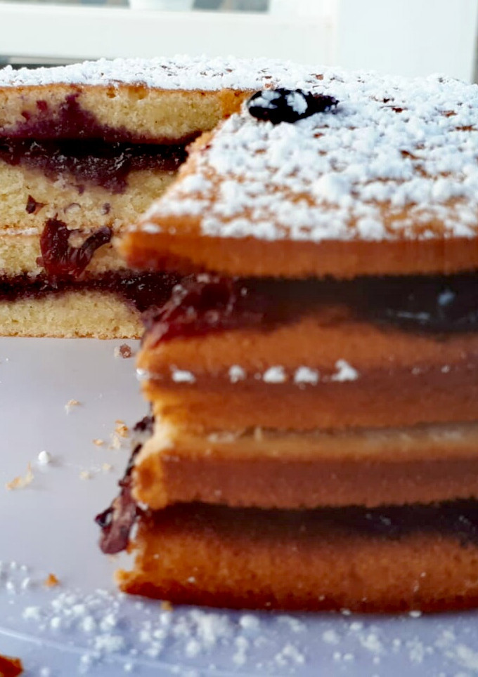Una foto de Layer cake de vainilla y salsa de arándanos