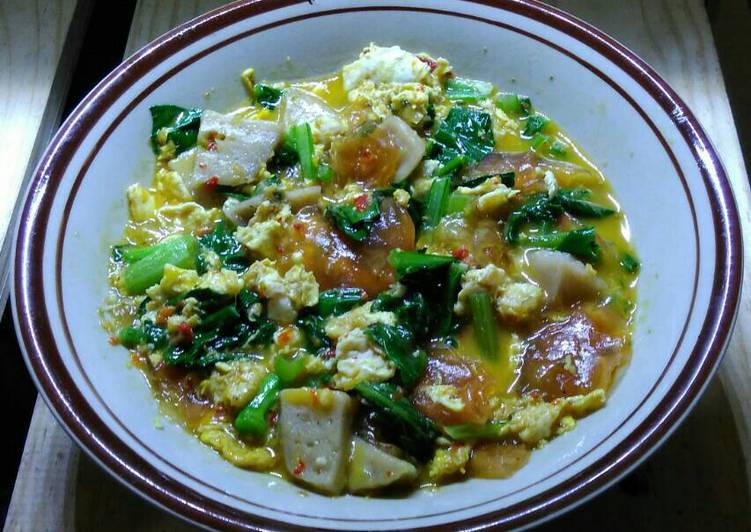 Seblak baso, telur yumi